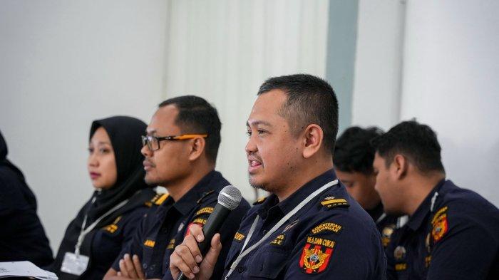 Tim Bea Cukai Bombana sedang berdiskusi